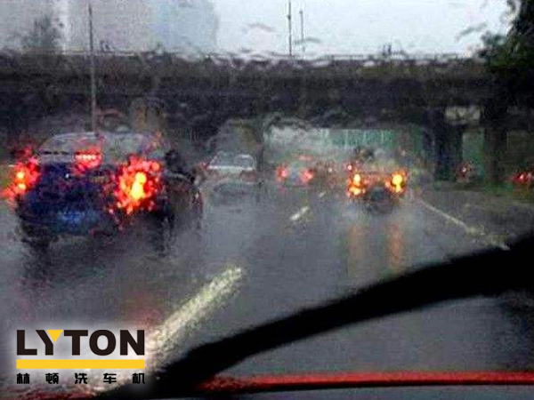 電腦洗車機(jī)南京林頓自動化再次提醒您，雨后一定要記得及時(shí)洗車。